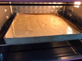 放入预热好的烤箱中层上下火170度烤20到25分钟左右