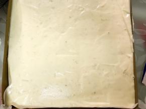 面糊倒入铺有油纸的烤盘里，轻摔震出气泡用刮板微微抹平