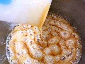 麦芽糖熬制特别浓稠，刮刀抬起会有滴旗状