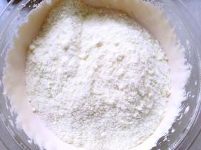 加入奶粉翻拌均匀