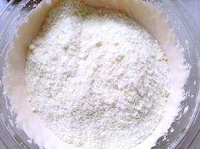 加入奶粉翻拌均匀