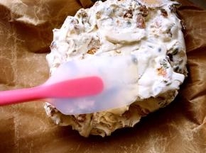 之后倒在铺了油纸的烤盘内