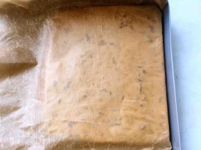 用擀面杖压扁，再用刮板整理好形状