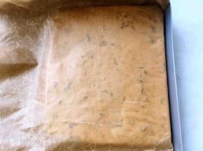 用擀面杖压扁，再用刮板整理好形状