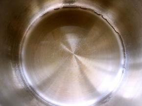 45克砂糖加水跟盐，小火加热至融化