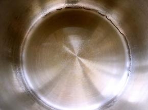 45克砂糖加水跟盐，小火加热至融化