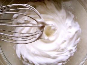 蛋白加剩下的砂糖打发至硬性发泡，打蛋器提起有个直立的三角尖