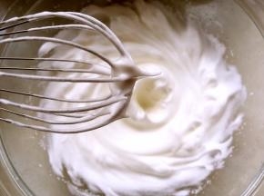 蛋白加剩下的砂糖打发至硬性发泡，打蛋器提起有个直立的三角尖