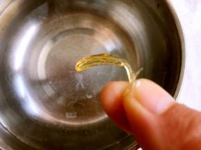 也可以滴在冷水内，能过直接凝固成糖柱体，用手对掰能脆脆的断裂即可