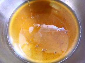 加入麦芽糖小火加热，边加热边搅拌