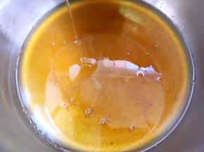 加入麦芽糖小火加热，边加热边搅拌