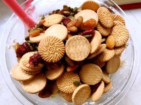 加入饼干跟干果，翻拌均匀