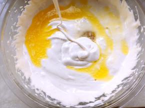加入黄油打发均匀