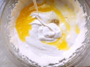 加入黄油打发均匀