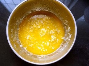 黄油隔水加热至融化，之后放热水内保温