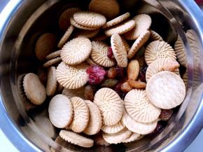 提前准备好全部材料，南瓜子仁用烤箱170度烤10分钟，烤熟，饼干跟干果搅拌均匀