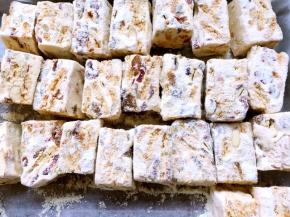 之后再切成同等大小的块，撒上奶粉防粘即可