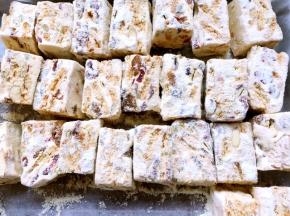 之后再切成同等大小的块，撒上奶粉防粘即可