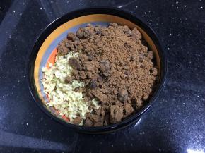 放入容器后加红糖粉，可以直接加一整块的红糖，建议切成小块，融化才会比较均匀哈