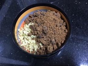 放入容器后加红糖粉，可以直接加一整块的红糖，建议切成小块，融化才会比较均匀哈