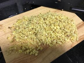 晒好的姜再洗洗后用刀切碎米状态