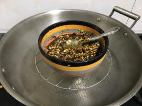 马上放进锅里中大火蒸三十分钟即可