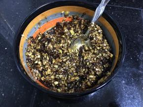 用勺子搅拌起来，这时已经有点出水了，红糖开始化了