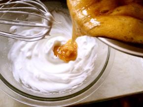 之后将热糖浆一点点倒入到蛋白中，边加入边打发，避免糖浆接触到打蛋棒，会飞溅糖浆的