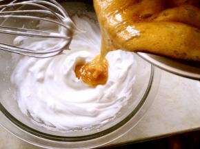 之后将热糖浆一点点倒入到蛋白中，边加入边打发，避免糖浆接触到打蛋棒，会飞溅糖浆的