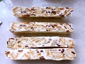 凉透揭开油布，切成同等宽度的长条