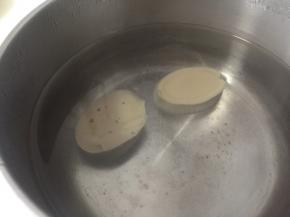 放入两粒浓汤宝搅拌均匀