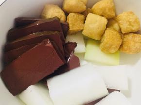 放入沥干水分的鸭血