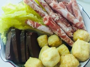 把牛肉卷堆放在最上层