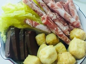 把牛肉卷堆放在最上层