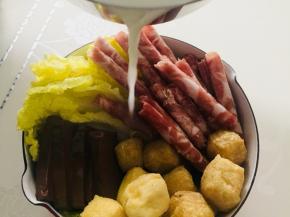 然后将汤汁装入码好食材的锅里