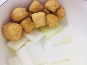 将切好的冬瓜、豆泡码放在锅内