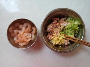 准备虾仁、猪肉馅，肉馅内加入腌肉调味料。（详见材料表）