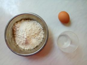 面粉、鸡蛋、清水。