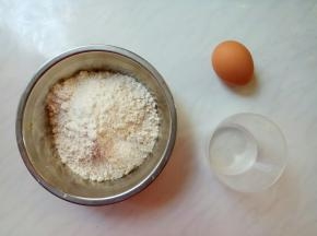 面粉、鸡蛋、清水。