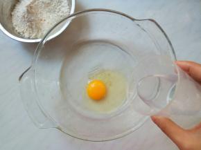 鸡蛋磕开，加清水。