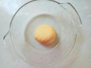 和成光滑面团，放置一边，松弛半小时。