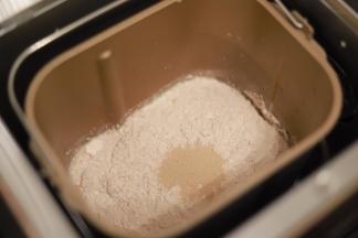 将除了黄油以外的所有面包材料放入面包机桶内，酵母放中间