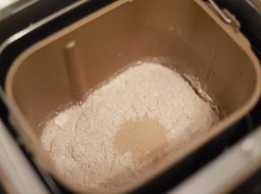 将除了黄油以外的所有面包材料放入面包机桶内，酵母放中间