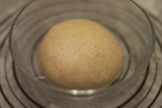 将面团取出，搓圆，放入盆内，盖上保鲜膜