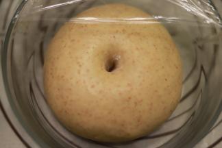 检查面团，手插入面团，中间呈肚脐状，不回缩