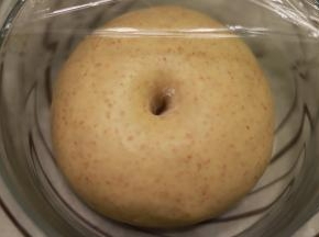 检查面团，手插入面团，中间呈肚脐状，不回缩
