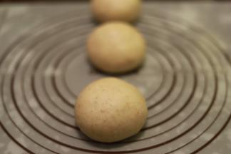 取一小份面团，擀成牛舌状将面团平均分成3份，