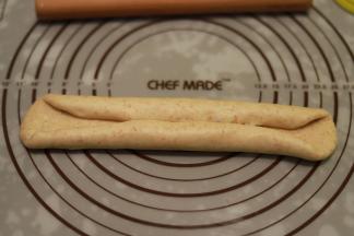 两边朝中间卷好