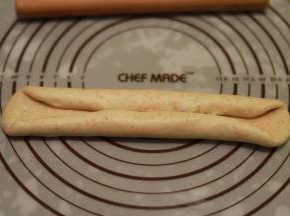 两边朝中间卷好