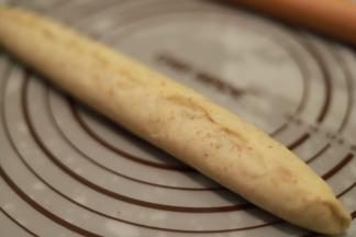 收口捏紧，朝下